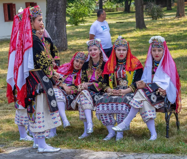 Jonge meisjes uit Turkije in traditionele kostuum — Stockfoto