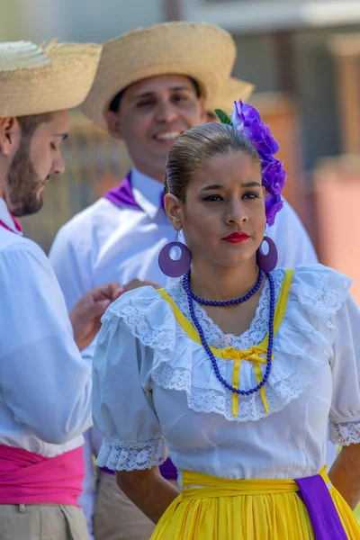 Танцюристи з Післяполого Ріко в традиційному костюмі — стокове фото