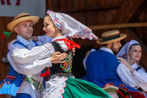 Χορευτές από την Πολωνία με παραδοσιακές στολές — Φωτογραφία Αρχείου