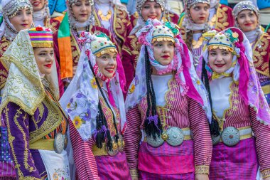 Geleneksel kostümlü Türkiye 'den bir grup genç dansçı
