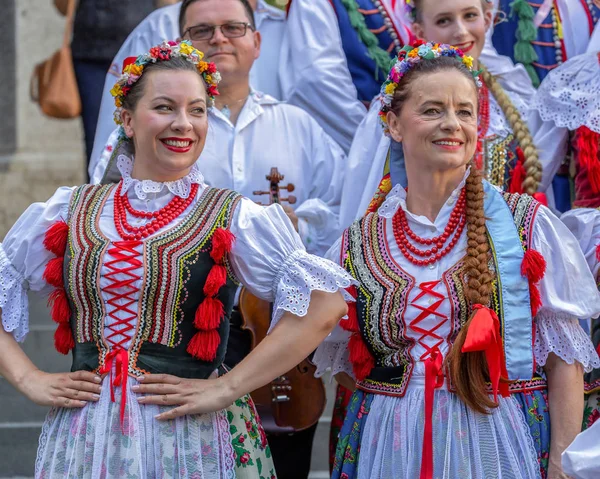 Bailarinas de Polonia en traje tradicional — Foto de Stock