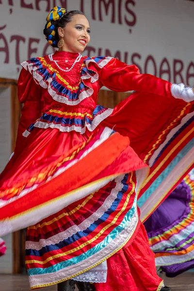 Γυναίκα χορεύτρια από το Μεξικό με παραδοσιακή στολή — Φωτογραφία Αρχείου