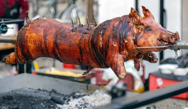 回転串 炭と屋外で炎で焼ける豚枝肉 — ストック写真