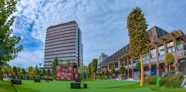 Timisoara, Romanya - 28 Eylül 2019: Şehirde bir şehir olan Iulius Town manzarası, iş binaları, dükkanlar, sinemalar, restoranlar ve dinlenmek için büyük yeşil alanlar birleştiren yeni konsept.