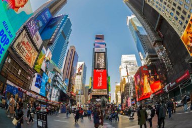 NEW YORK, ABD - 8 Mart 2020: New York ve ABD 'nin bir sembolü olan Times Square ile geniş açı görüntüsü. Çok sayıda LED levhası, reklam ve turist.