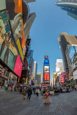 NEW YORK, ABD - 8 Mart 2020: New York ve ABD 'nin bir sembolü olan Times Square ile geniş açı görüntüsü. Çok sayıda LED levhası, reklam ve turist.