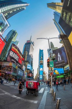 NEW YORK, ABD - 8 Mart 2020: New York ve ABD 'nin bir sembolü olan Times Square ile geniş açı görüntüsü. Çok sayıda LED levhası, reklam ve turist.