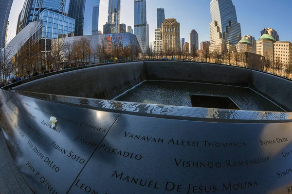 ニューヨーク市 2020年3月9日 マンハッタンのWtcメモリアルプラザにある2001年9月11日の記念碑の大角度ビュー — ストック写真