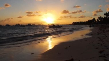 Punta Cana 'da Dominik sahilinde gün batımı.