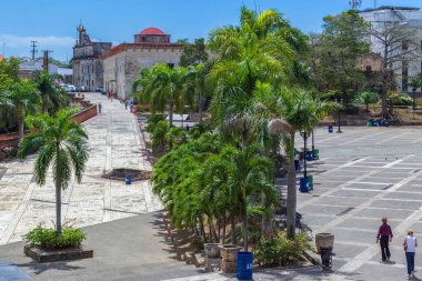 SANTO DOMINGO, DOMINICAN REPUBLIC - 13 Mart 2020: İspanya Meydanı ve Calle Las Damas, şehrin ve Amerika 'nın ilk caddesi, 1502 yılında inşa edildi. Sivil Koloni UNESCO Dünya Mirası Alanının bir parçası.