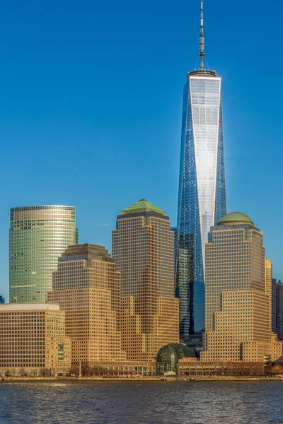 ニューヨーク マンハッタン 2020年3月9日 午後の光の中でハドソン川からニューヨーク アメリカのマンハッタンの高層ビルの景色 — ストック写真