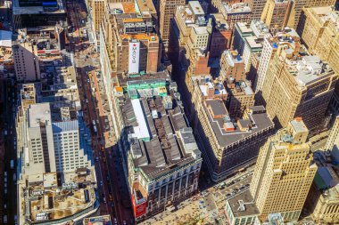 New York, ABD - 7 Mart 2020: Şehir merkezi ve Manhattan 'ın aşağısındaki Empire State binasından öğleden sonra ışığı altında.