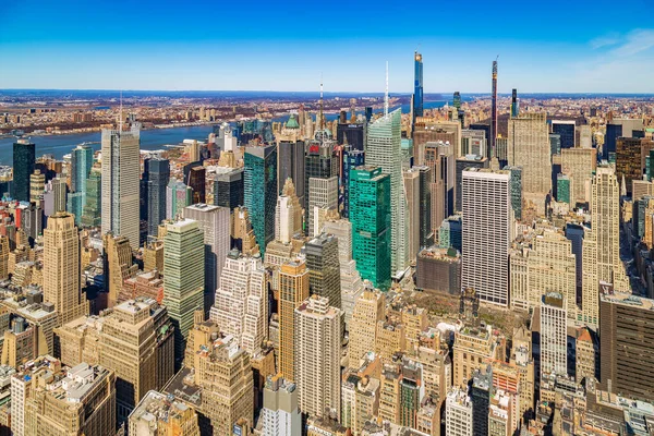New York, ABD - 7 Mart 2020: Şehir merkezi ve Manhattan 'ın aşağısındaki Empire State binasından öğleden sonra ışığı altında.
