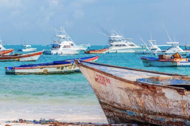PUNTA CANA, DOMINICAN REPUBLIC - 11 Mart 2020: Punta Cana, Dominik Cumhuriyeti 'nde bir plajda eski tekne ve modern yatlar. Balık bakışı.