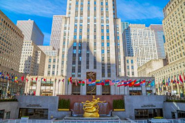 NEW YORK, ABD - 7 Mart 2020: Rockefeller Plaza 'daki Prometheus heykeli. Rockefeller Center, Manhattan şehir merkezindeki 19 ticari binadan oluşan büyük bir kompleks..