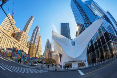 New York, ABD - 9 Mart 2020: One World Trade Center Transportation Hub 'da (Westfield Dünya Ticaret Merkezi) güzel bir sokak tasarımı. Aşağı Manhattan.