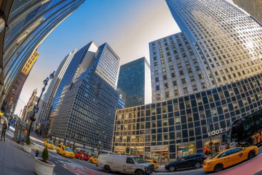 NEW YORK, ABD - 7 Mart 2020: E 42 St Manhattan 'da binalar ve trafik sokak seviyesinden görülen tipik sarı taksi. Öğleden sonra ışığı. 