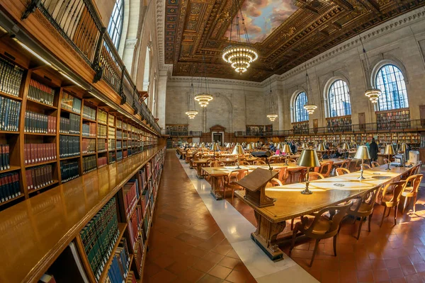 New York Usa Marca 2020 Widok Wnętrze Biblioteki Publicznej Milionami — Zdjęcie stockowe