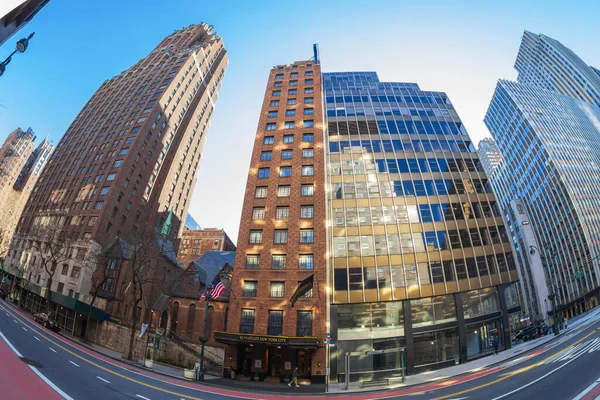 New York, ABD - 7 Mart 2020: E 42. Cadde ve Manhattan 'daki tipik eski ve yeni binaların cepheleri.