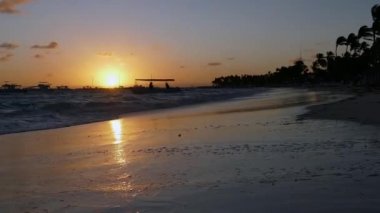 Punta Cana 'da Dominik sahilinde gün batımı.