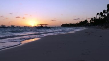 Punta Cana 'da Dominik sahilinde gün batımı.