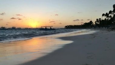 Dominik sahilinde gün batımında zaman aşımı