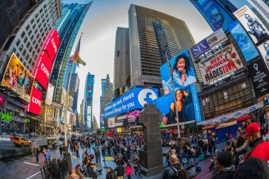 NEW YORK, ABD - 8 Mart 2020: New York ve ABD 'nin bir sembolü olan Times Square ile geniş açı görüntüsü. Çok sayıda LED levhası, reklam ve turist.