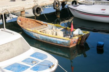 Limanda tekneler, bir sürü tekne.,