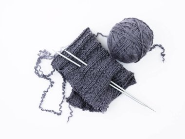 Beyaz arka plan üzerinde izole örme atkı ile yün iplik