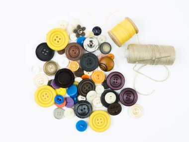 iplik bobin ve beyaz arka plan üzerinde izole düğmeleri