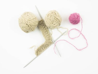 Beyaz arka plan üzerinde izole örme atkı ile yün iplik