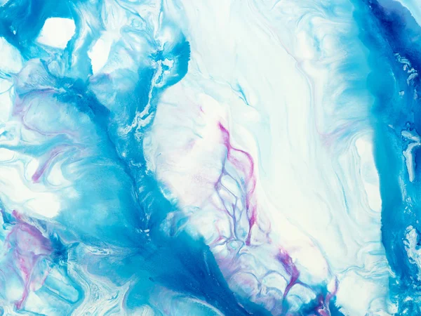 大理石の背景に描かれた青とピンクの創造的な抽象的な手 — ストック写真