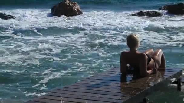 La chica en la orilla del mar — Vídeos de Stock