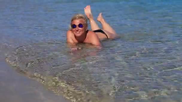 Красива дівчина в морі на піску — стокове відео