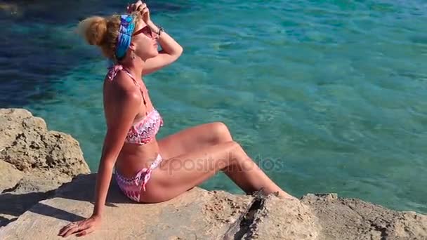 Hermosa chica en la playa junto al mar — Vídeos de Stock