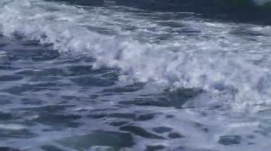 Dalga çalıştırıyor. Deniz, Kıbrıs.