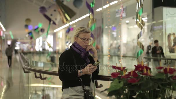 Vrouw in het winkelcentrum praten aan de telefoon — Stockvideo