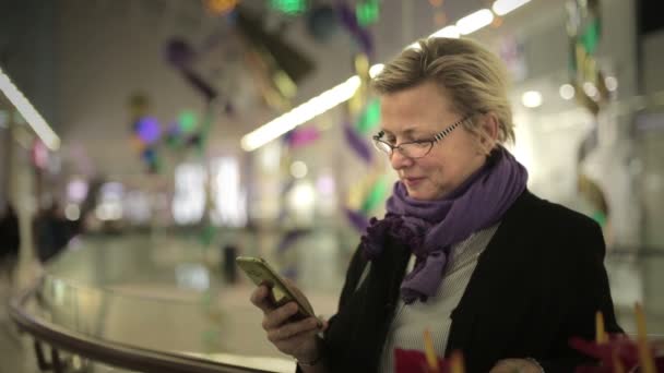 Žena v obchodním domě mluví po telefonu — Stock video