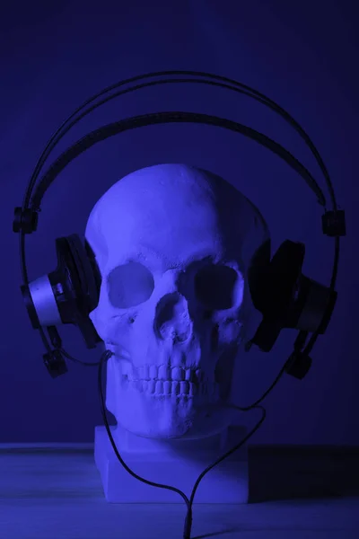 Skull with headphones — Stock Photo, Image