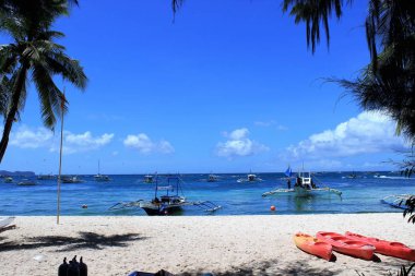 Beyaz kum okyanus plaj Boracay Adası