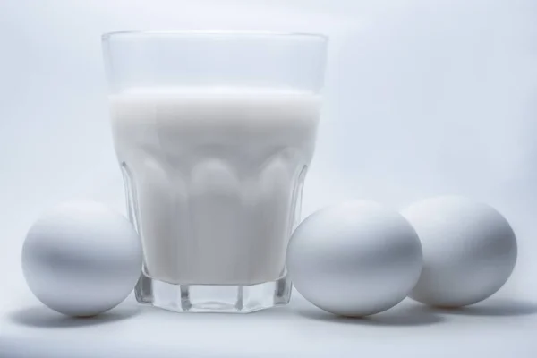 Tej, tojás és egy üvegedénybe — Stock Fotó