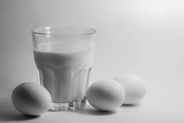 Milk in a glass jar and eggs — Stock Photo, Image