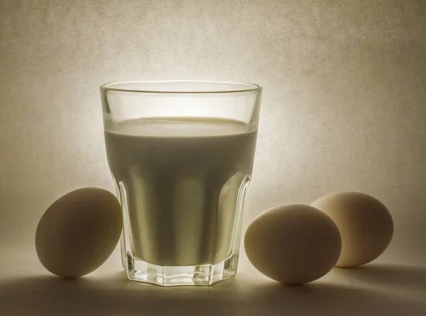 Leche en un frasco de vidrio y huevos —  Fotos de Stock