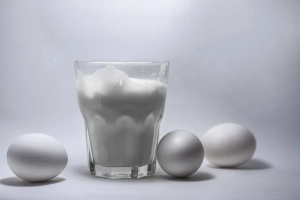 Tej, tojás és egy üvegedénybe — Stock Fotó