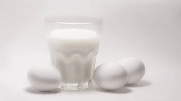 Milch im Glas und Eier — Stockfoto