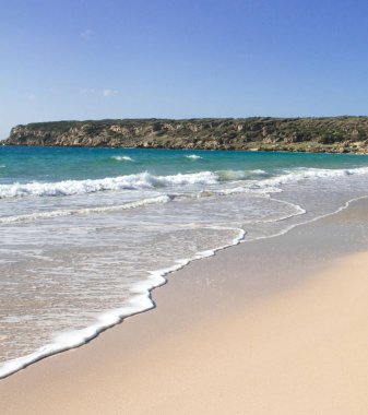 Yaz güneş mavi gökyüzü kum okyanus çöl dağlar