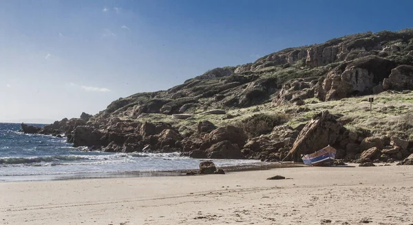 Yaz güneş mavi gökyüzü kum okyanus çöl dağlar