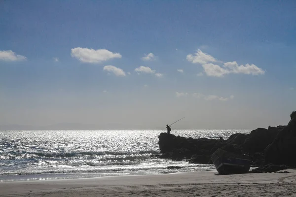 Yaz güneş mavi gökyüzü kum okyanus çöl dağlar