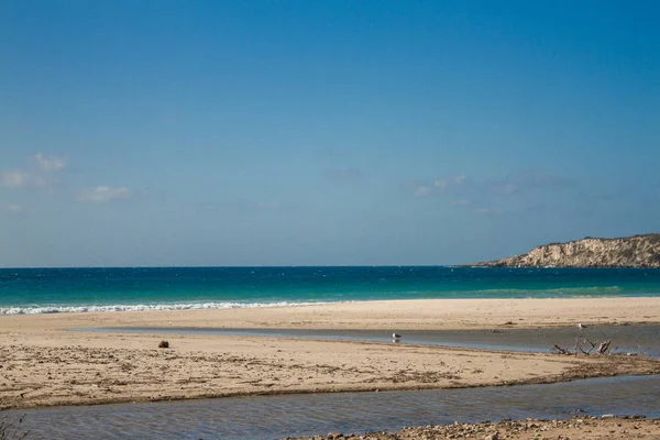 Yaz güneş mavi gökyüzü kum okyanus çöl dağlar