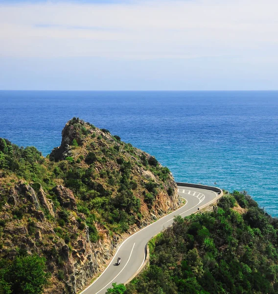 yol Yeşil dağlar gökyüzü mavi okyanus